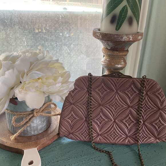 FOSSIL MUTED LAVENDER STAMPED LEATHER CLUTCH “EUC” - Picture 1 of 16